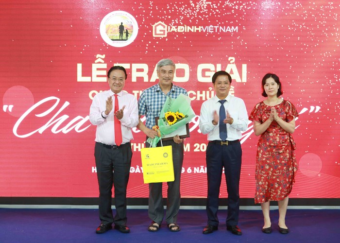 Trao giải cuộc thi viết “Cha và con gái” - Anh 2