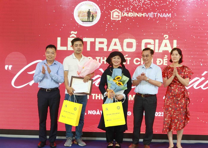 Trao giải cuộc thi viết “Cha và con gái” - Anh 3