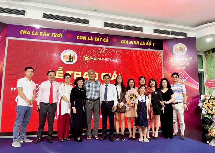 Trao giải cuộc thi viết “Cha và con gái” - Anh 4