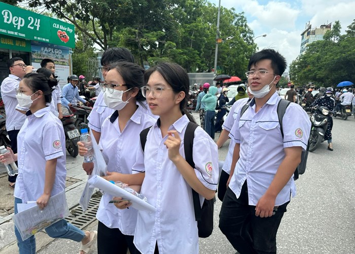 Một thí sinh ở Thanh Hóa bị đình chỉ do dùng điện thoại trong phòng thi - Anh 1