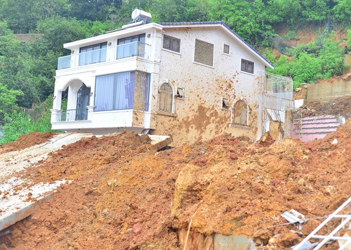 Tập trung khắc phục hậu quả vụ sạt lở nghiêm trọng tại Đà Lạt - Anh 1