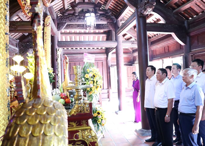 Bộ trưởng Nguyễn Văn Hùng dâng hương tưởng niệm các Anh hùng liệt sĩ tại Khu Di tích Ngã ba Đồng Lộc - Anh 9