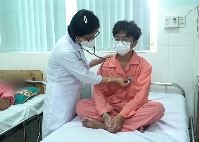 Thí sinh bỏ lỡ kỳ thi tốt nghiệp vì sốt xuất huyết đã xuất viện - Anh 1