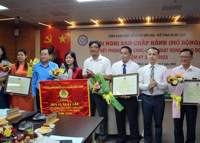 Khẳng định vai trò của tổ chức Công đoàn trên các mặt công tác - Anh 2