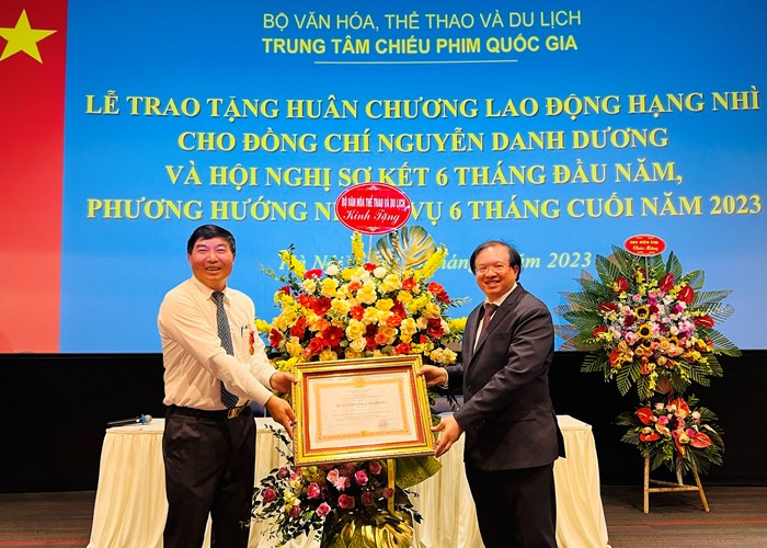 Trao tặng Huân chương Lao động hạng Nhì cho nguyên Giám đốc Trung tâm Chiếu phim quốc gia - Anh 1