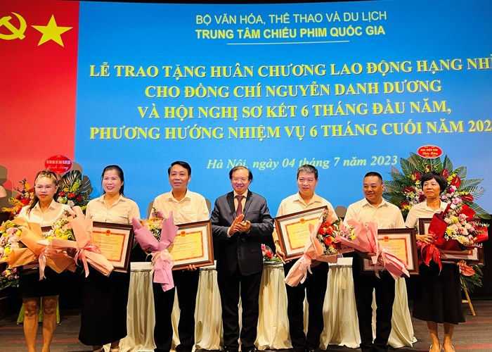 Trao tặng Huân chương Lao động hạng Nhì cho nguyên Giám đốc Trung tâm Chiếu phim quốc gia - Anh 7