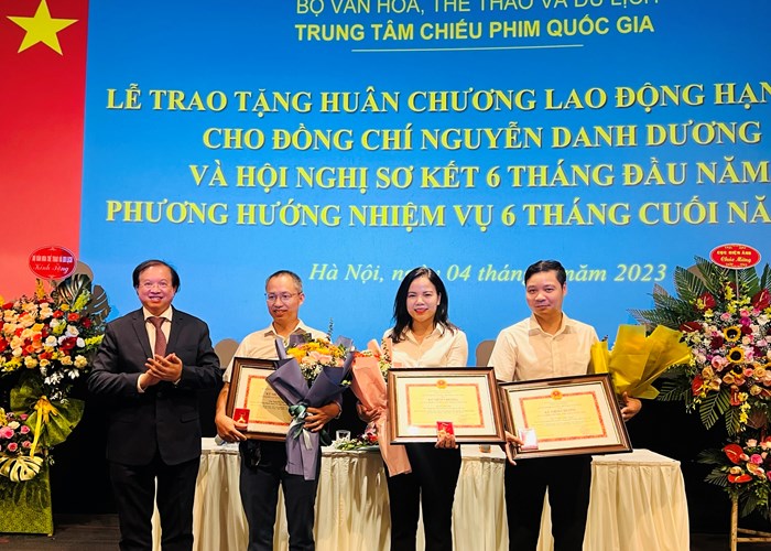 Trao tặng Huân chương Lao động hạng Nhì cho nguyên Giám đốc Trung tâm Chiếu phim quốc gia - Anh 5