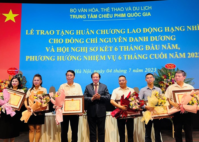 Trao tặng Huân chương Lao động hạng Nhì cho nguyên Giám đốc Trung tâm Chiếu phim quốc gia - Anh 6