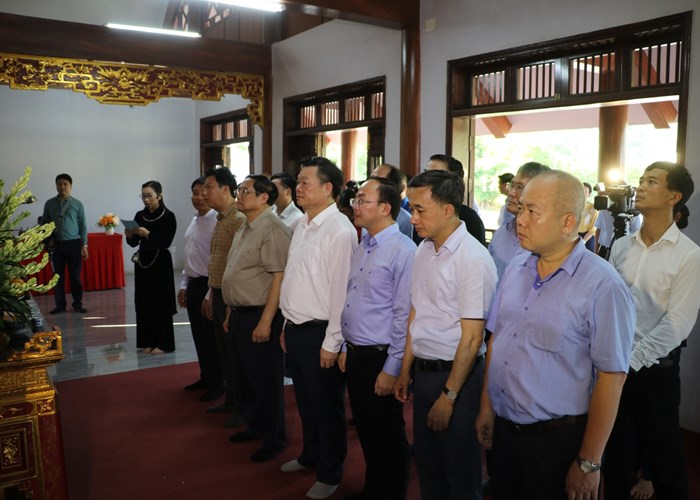 Thủ tướng dâng hương tưởng niệm Chủ tịch Hồ Chí Minh tại Di tích lịch sử Nà Tu - Anh 2