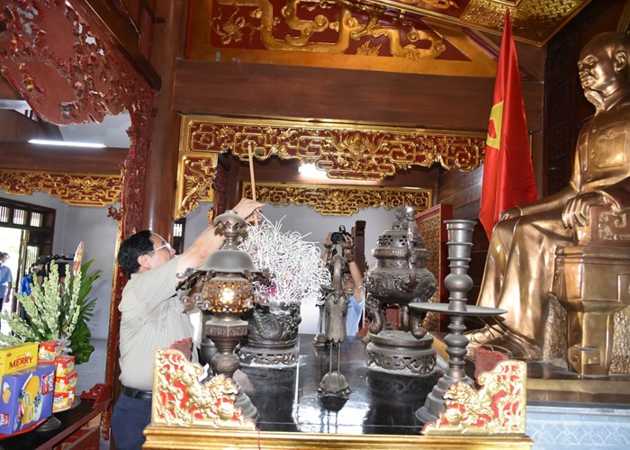 Thủ tướng dâng hương tưởng niệm Chủ tịch Hồ Chí Minh tại Di tích lịch sử Nà Tu - Anh 1