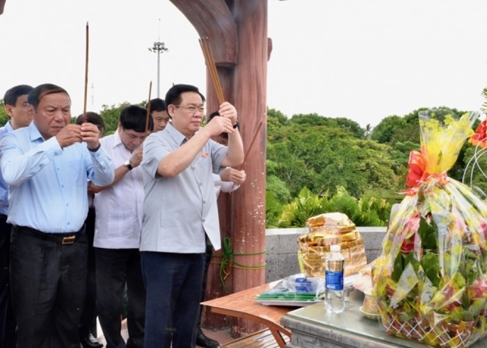 Chủ tịch Quốc hội dâng hương tri ân các Anh hùng liệt sĩ ở Quảng Trị - Anh 2