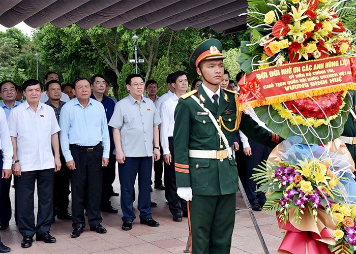 Chủ tịch Quốc hội dâng hương tri ân các Anh hùng liệt sĩ ở Quảng Trị - Anh 3