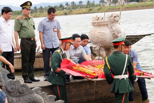 Chủ tịch Quốc hội dâng hương tri ân các Anh hùng liệt sĩ ở Quảng Trị - Anh 4