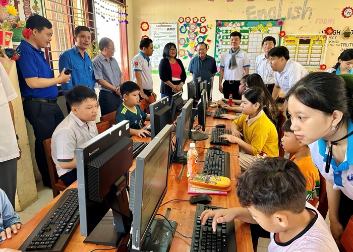 Trí thức khoa học trẻ tình nguyện tham gia xây dựng nông thôn mới - Anh 1