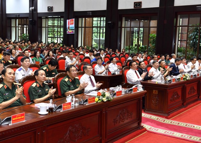 Giới thiệu cuốn sách của Tổng Bí thư Nguyễn Phú Trọng về đường lối quân sự, chiến lược quốc phòng - Anh 1