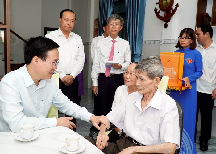 Chủ tịch nước thăm gia đình cựu tù chính trị và người có công tại Côn Đảo - Anh 1