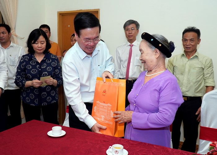 Chủ tịch nước thăm gia đình cựu tù chính trị và người có công tại Côn Đảo - Anh 2