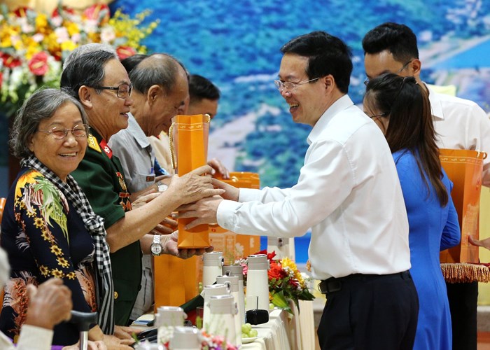 Chủ tịch nước: Cựu tù chính trị Côn Đảo “sống trong tù thì kiên trung bất khuất, sống ngoài đời thì tình nghĩa thủy chung” - Anh 6