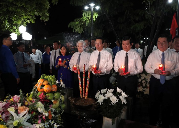 Hơn 3.000 ngọn nến tri ân thắp sáng Nghĩa trang Hàng Dương - Anh 2
