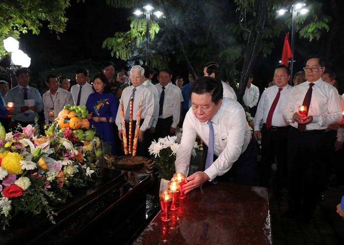 Hơn 3.000 ngọn nến tri ân thắp sáng Nghĩa trang Hàng Dương - Anh 4