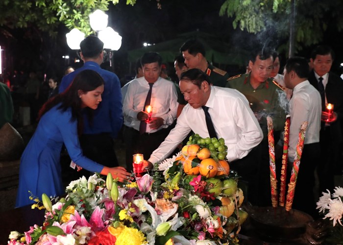 Hơn 3.000 ngọn nến tri ân thắp sáng Nghĩa trang Hàng Dương - Anh 5