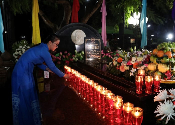 Hơn 3.000 ngọn nến tri ân thắp sáng Nghĩa trang Hàng Dương - Anh 6