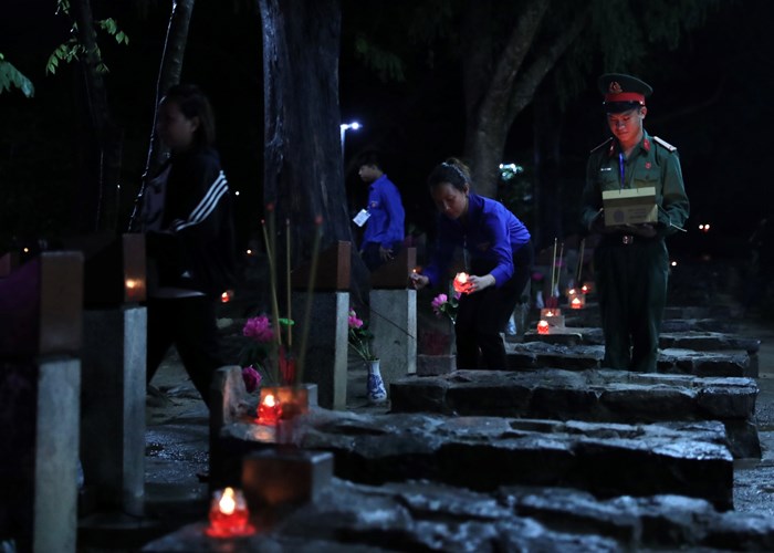 Hơn 3.000 ngọn nến tri ân thắp sáng Nghĩa trang Hàng Dương - Anh 9