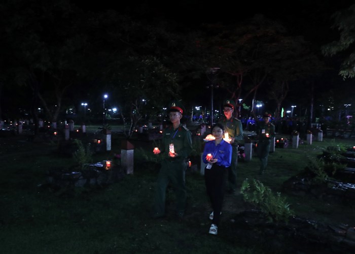 Hơn 3.000 ngọn nến tri ân thắp sáng Nghĩa trang Hàng Dương - Anh 10