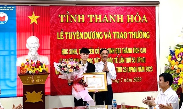 Thanh Hóa tuyên dương học sinh đạt thành tích xuất sắc tại kỳ thi Olympic Vật lý quốc tế và khu vực - Anh 1