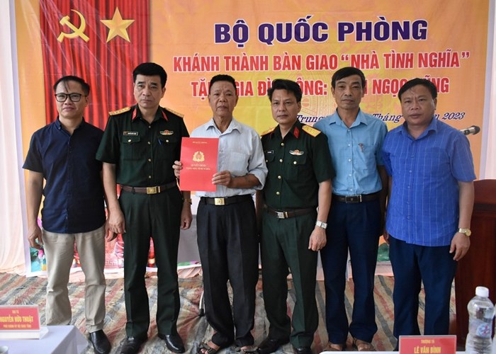 Bàn giao nhà tình nghĩa cho thương binh có hoàn cảnh khó khăn - Anh 2