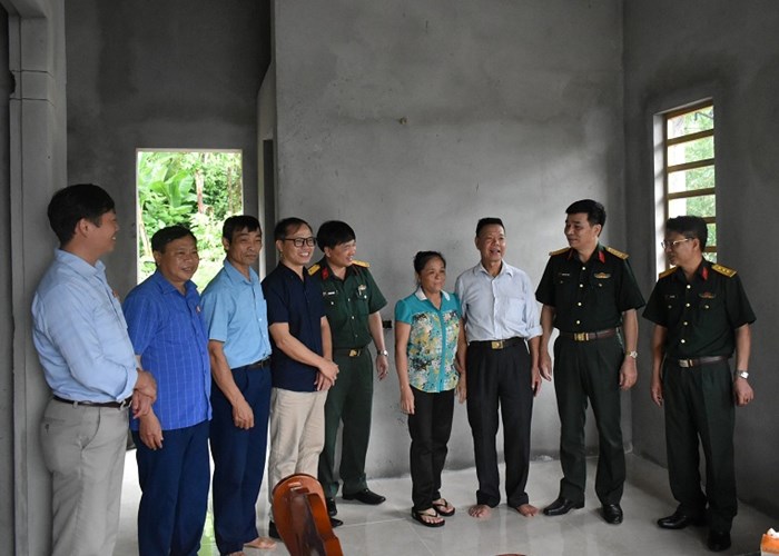 Bàn giao nhà tình nghĩa cho thương binh có hoàn cảnh khó khăn - Anh 1