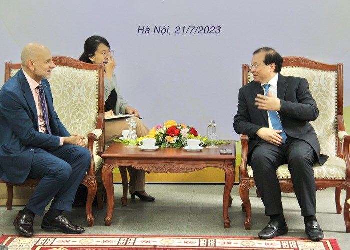 Trao tặng Kỷ niệm chương “Vì sự nghiệp Văn hoá, Thể thao và Du lịch” cho Đại sứ Italia tại Việt Nam - Anh 3