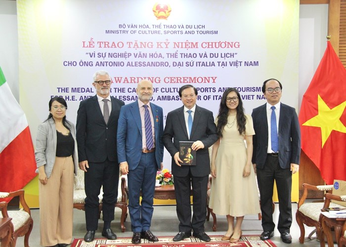 Trao tặng Kỷ niệm chương “Vì sự nghiệp Văn hoá, Thể thao và Du lịch” cho Đại sứ Italia tại Việt Nam - Anh 4