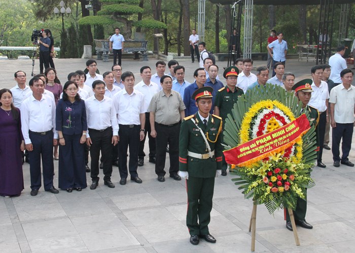 Thủ tướng: Quảng Trị cần làm tốt hơn nữa công tác đầu tư nâng cấp, sửa chữa và làm mới một số công trình tại các nghĩa trang liệt sĩ - Anh 2