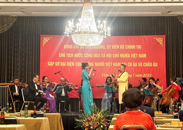 Món quà nghệ thuật đặc biệt của Chủ tịch nước dành tặng kiều bào tại Áo và châu Âu - Anh 3