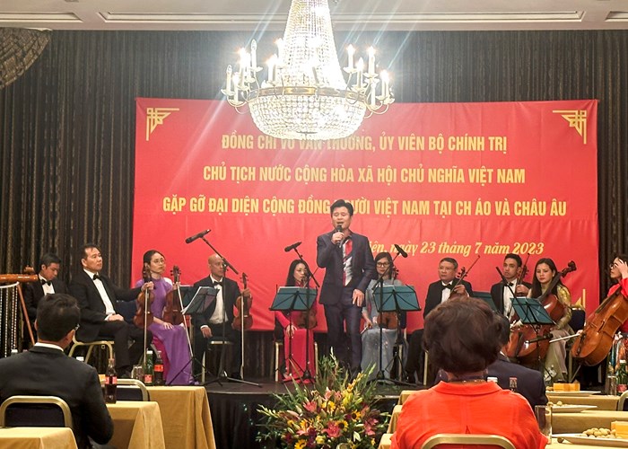 Món quà nghệ thuật đặc biệt của Chủ tịch nước dành tặng kiều bào tại Áo và châu Âu - Anh 2