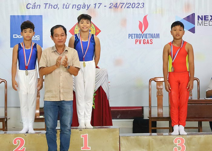 Bế mạc Giải vô địch trẻ, vô địch các nhóm tuổi môn Thể dục dụng cụ quốc gia - Anh 1