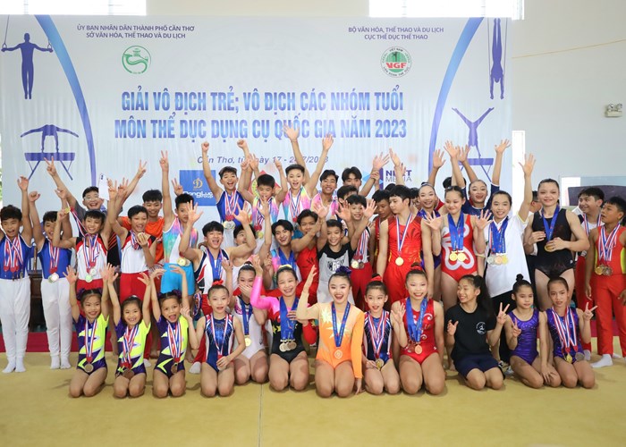 Bế mạc Giải vô địch trẻ, vô địch các nhóm tuổi môn Thể dục dụng cụ quốc gia - Anh 3