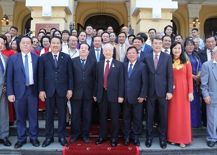 Tổng Bí thư Nguyễn Phú Trọng: Cần nhận thức sâu sắc hơn nữa về vai trò, vị trí quan trọng của văn hóa, văn học nghệ thuật - Anh 4