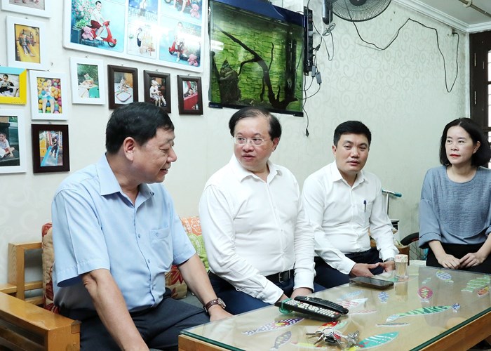 Lãnh đạo Bộ VHTTDL thăm, tri ân các gia đình liệt sĩ - Anh 2