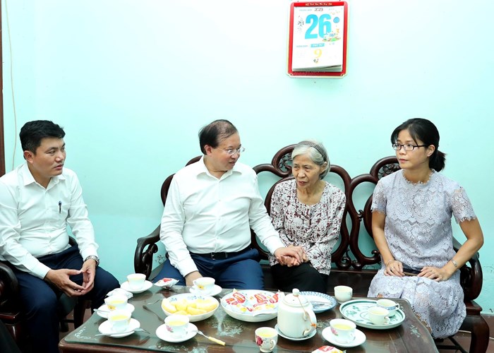 Lãnh đạo Bộ VHTTDL thăm, tri ân các gia đình liệt sĩ - Anh 4