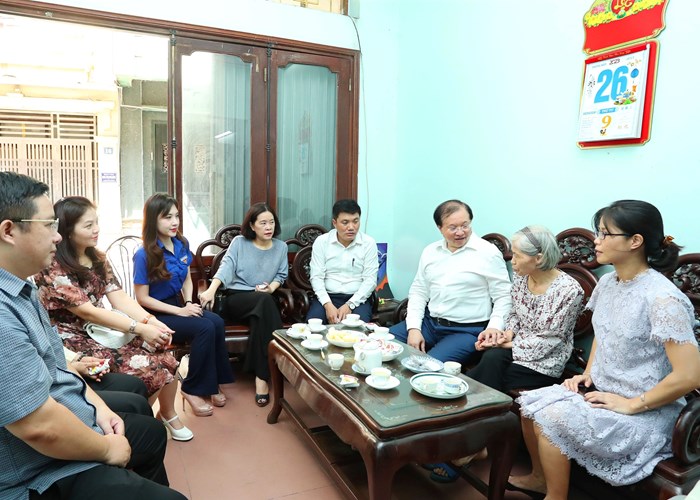 Lãnh đạo Bộ VHTTDL thăm, tri ân các gia đình liệt sĩ - Anh 5