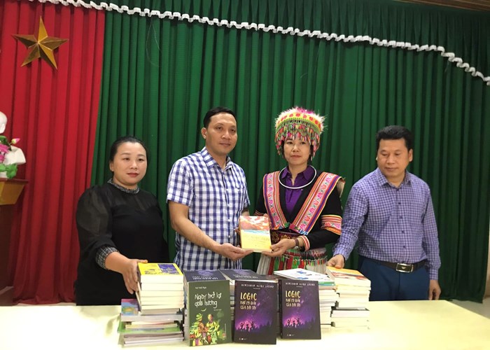 Hỗ trợ xây dựng tủ sách cộng đồng cho các xã vùng đồng bào dân tộc thiểu số và miền núi - Anh 1