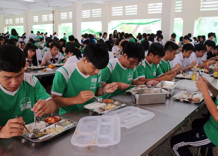 TP.HCM ban hành quy định tiền ăn và các khoản thu dịch vụ trường công lập - Anh 1