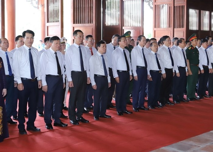 Dâng hương tưởng niệm Chủ tịch Hồ Chí Minh, Anh hùng liệt sĩ tại Thanh Hóa - Anh 2