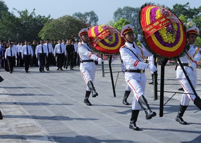 Dâng hương tưởng niệm Chủ tịch Hồ Chí Minh, Anh hùng liệt sĩ tại Thanh Hóa - Anh 3