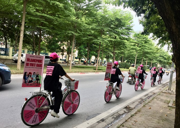 Fan đội nắng xếp hàng chờ vào sân xem concert BlackPink - Anh 1