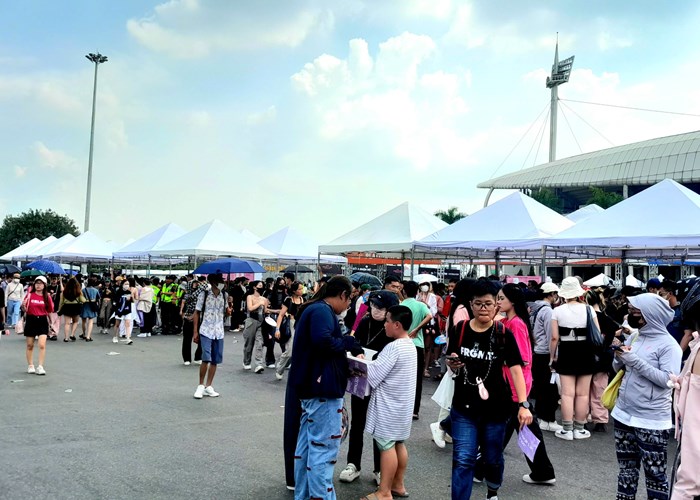 Fan đội nắng xếp hàng chờ vào sân xem concert BlackPink - Anh 3