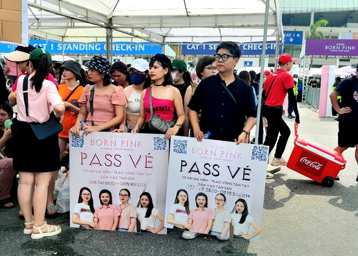 Fan đội nắng xếp hàng chờ vào sân xem concert BlackPink - Anh 14
