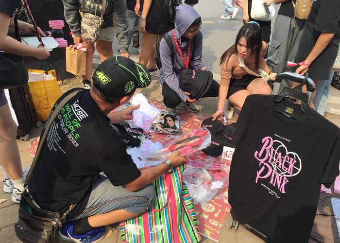 Fan đội nắng xếp hàng chờ vào sân xem concert BlackPink - Anh 5